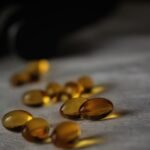 Cápsulas de omega 3 sobre una superficie clara