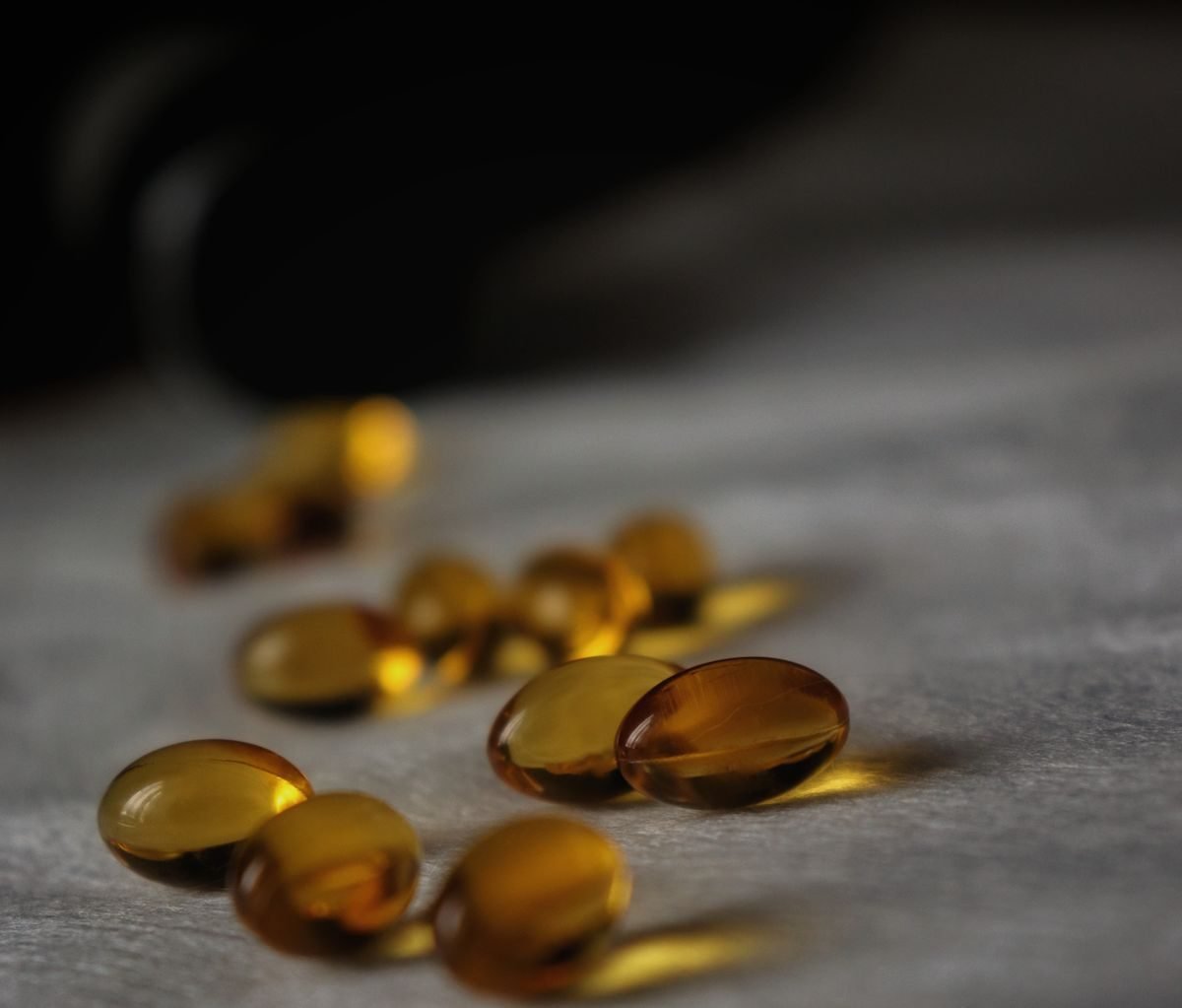 Cápsulas de omega 3 sobre una superficie clara